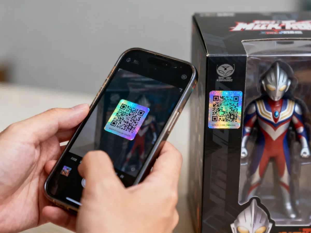 Skanowanie kodu QR i hologramu na opakowaniu figurki
