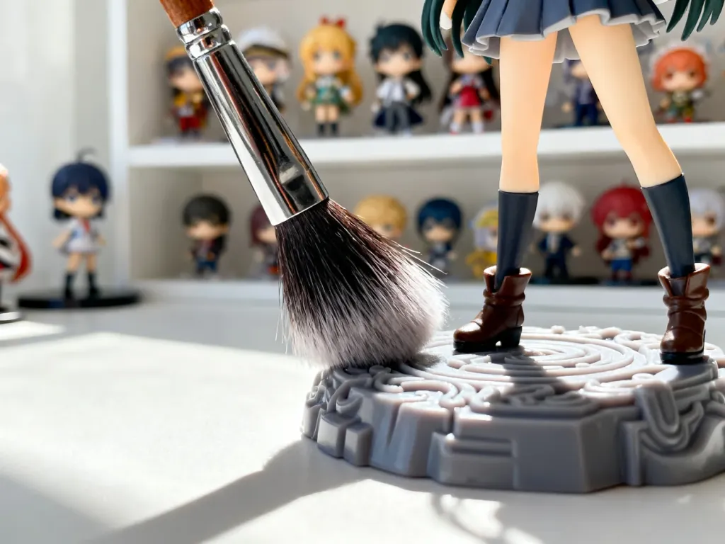Profesjonalny pędzel z miękkim włosiem delikatnie usuwa kurz z detali figurki anime, dbając o jej powierzchnię.