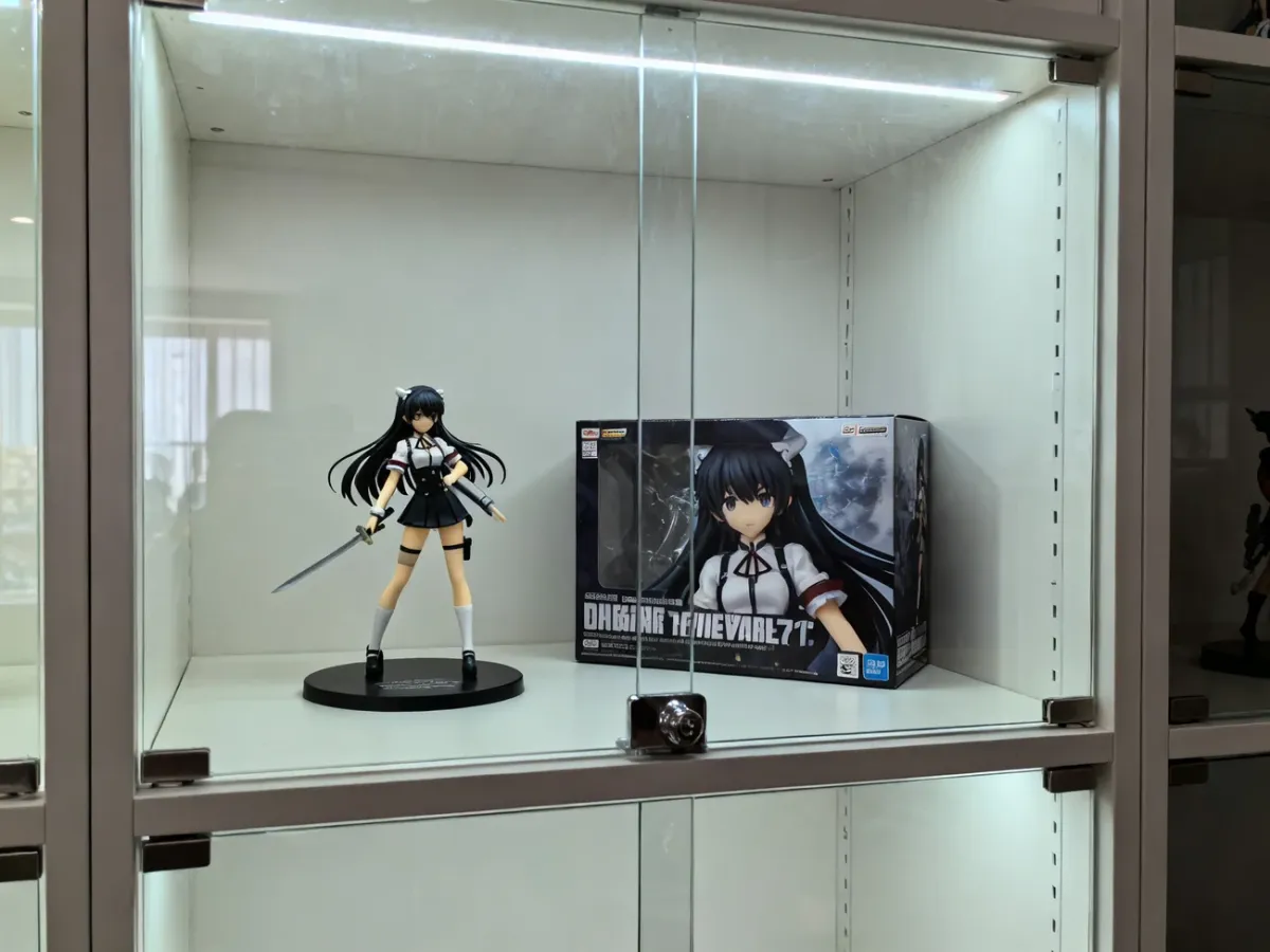 Figurka anime ustawiona w zamykanej gablocie z oświetleniem LED